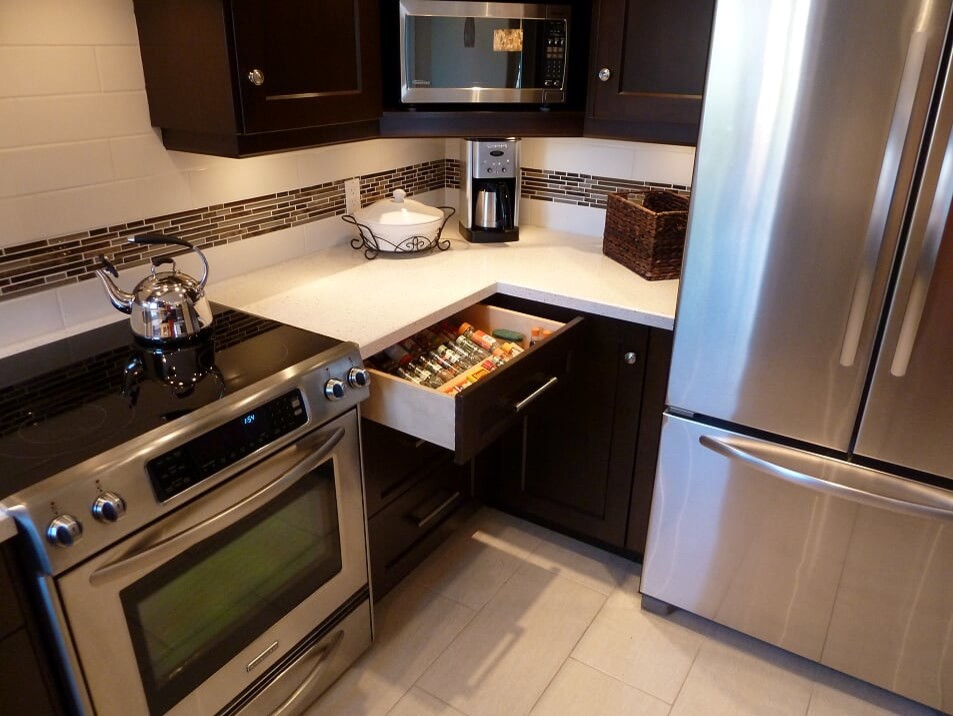 Example of a transitional porcelain tile and beige floor eat-in kitchen design in Toronto with a double-bowl sink, shaker cabinets, dark wood cabinets, quartz countertops, white backsplash, subway tile backsplash, stainless steel appliances and white countertops