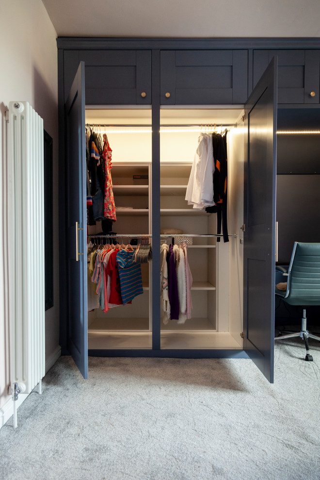 Imagen de armario y vestidor moderno grande