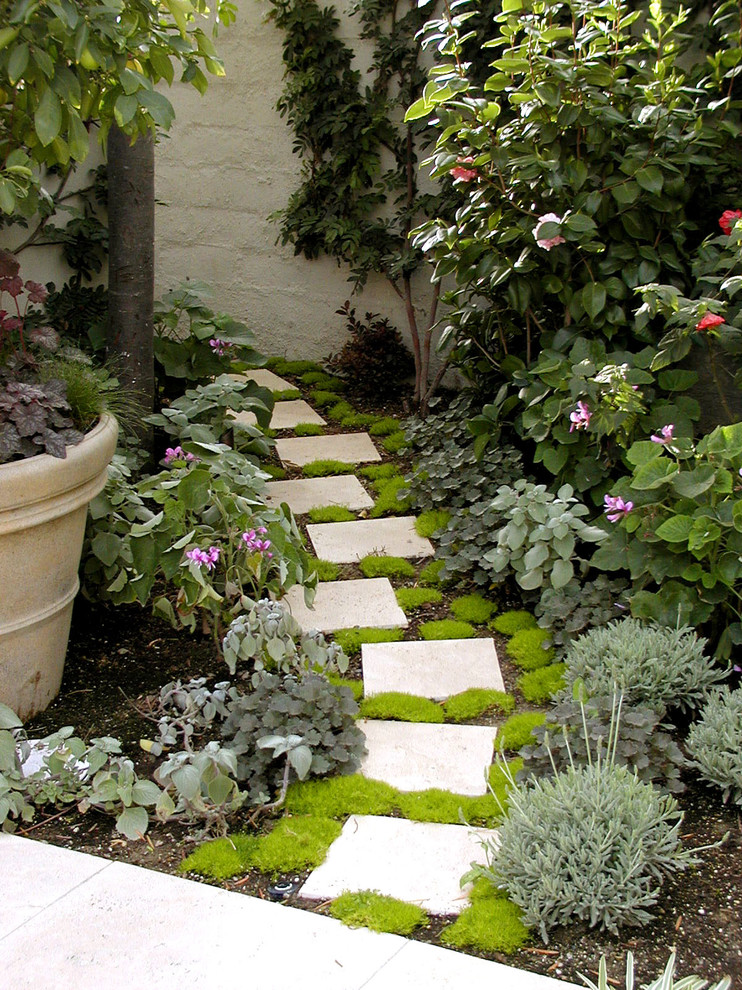 Design ideas for a mediterranean garden in Los Angeles with natural stone pavers.