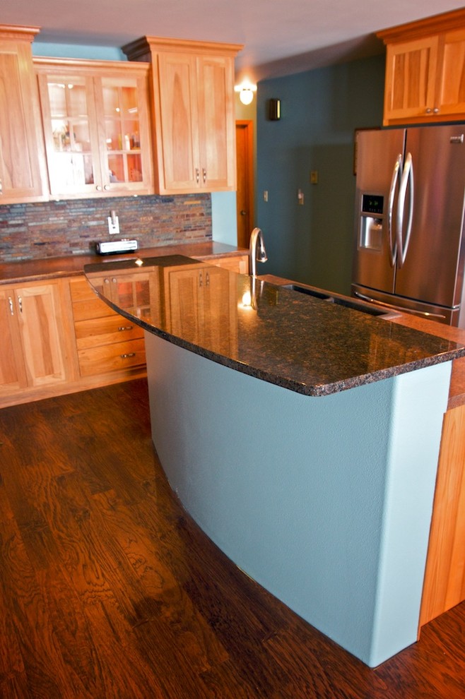 Example of a small eat-in kitchen design with shaker cabinets, light wood cabinets and an island