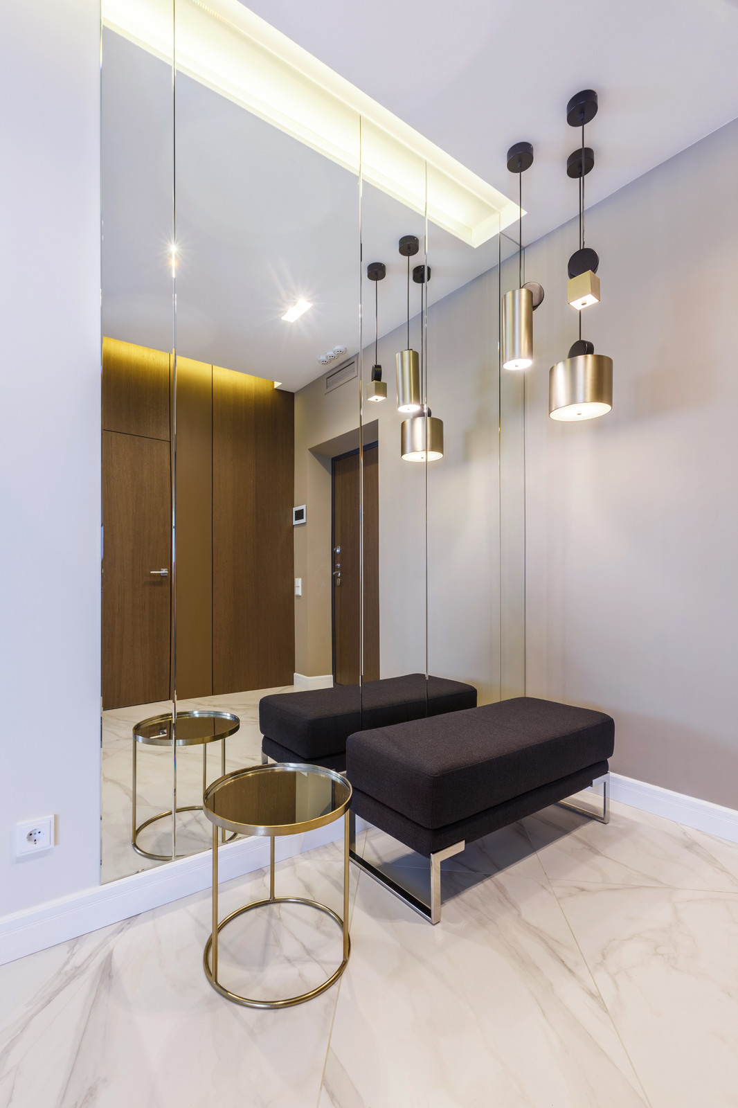 Квартира с радиусными панелями и глубокими цветами