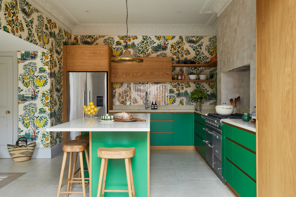 Immagine di una cucina minimal con ante verdi, top in superficie solida e top beige