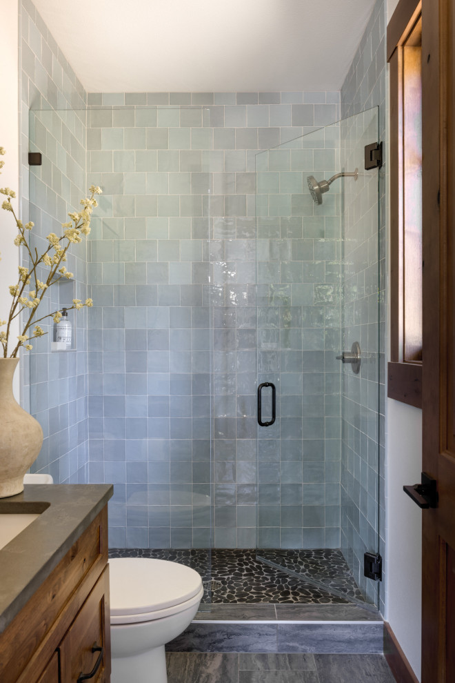 Idéer för mellanstora funkis grått en-suite badrum, med skåp i shakerstil, skåp i mellenmörkt trä, våtrum, beige väggar, marmorgolv, ett undermonterad handfat, marmorbänkskiva och dusch med gångjärnsdörr