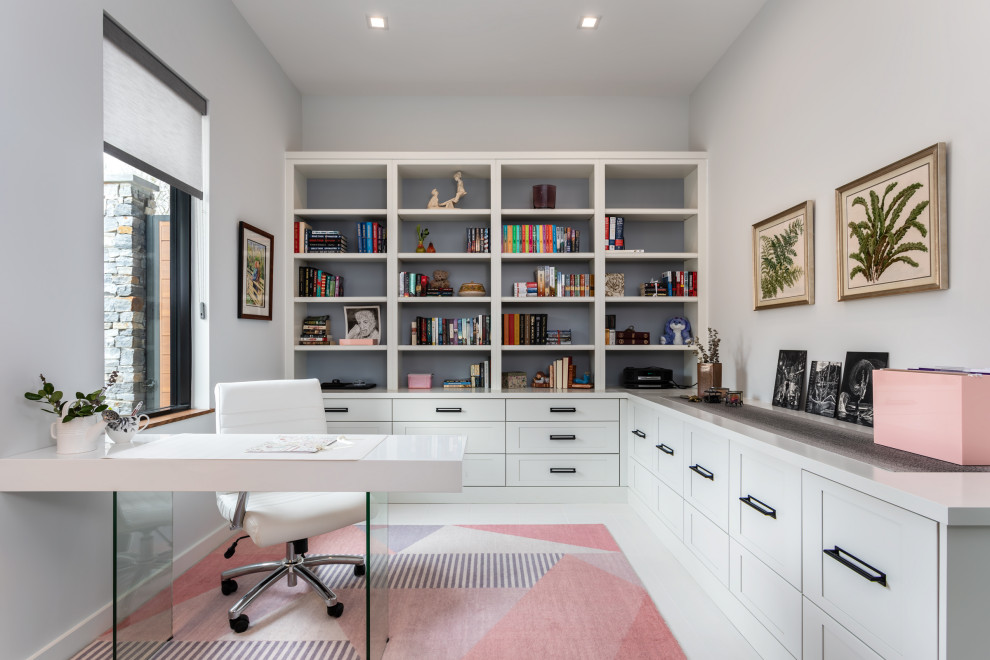 Idées déco pour un bureau contemporain de taille moyenne avec un mur blanc, un sol en carrelage de céramique, un bureau intégré et un sol blanc.