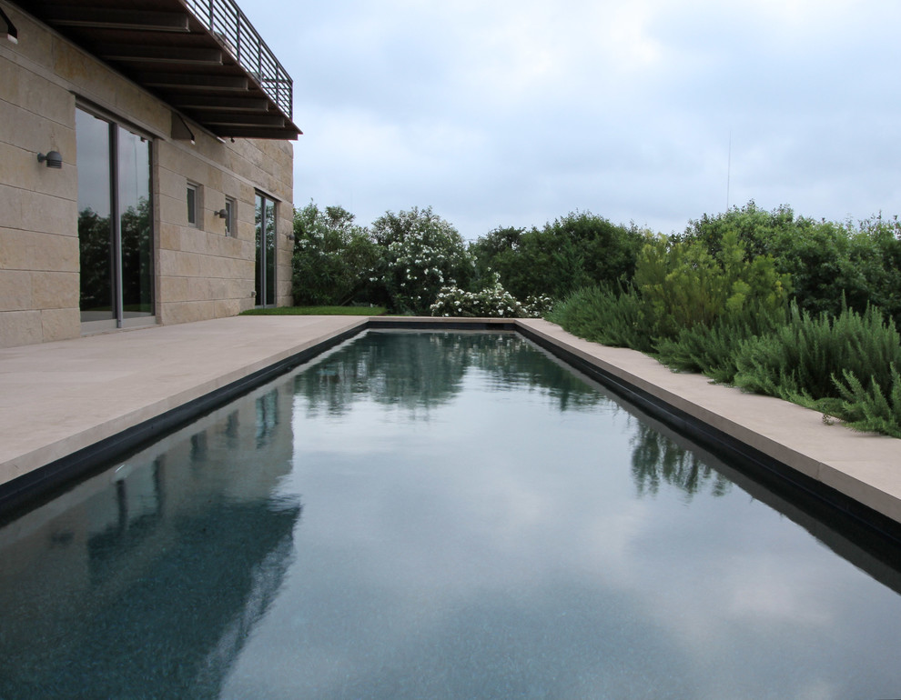 Inspiration for a modern pool in Austin.