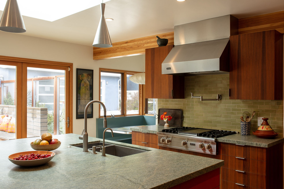 ロサンゼルスにある高級な広いミッドセンチュリースタイルのおしゃれなキッチン (ダブルシンク、フラットパネル扉のキャビネット、濃色木目調キャビネット、珪岩カウンター、緑のキッチンパネル、サブウェイタイルのキッチンパネル、シルバーの調理設備、コルクフローリング、ベージュの床、グレーのキッチンカウンター、表し梁) の写真
