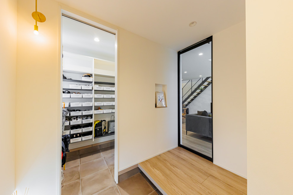 Medium sized modern hallway in Kobe with white walls, a single front door, a black front door, beige floors, a wallpapered ceiling and wallpapered walls.
