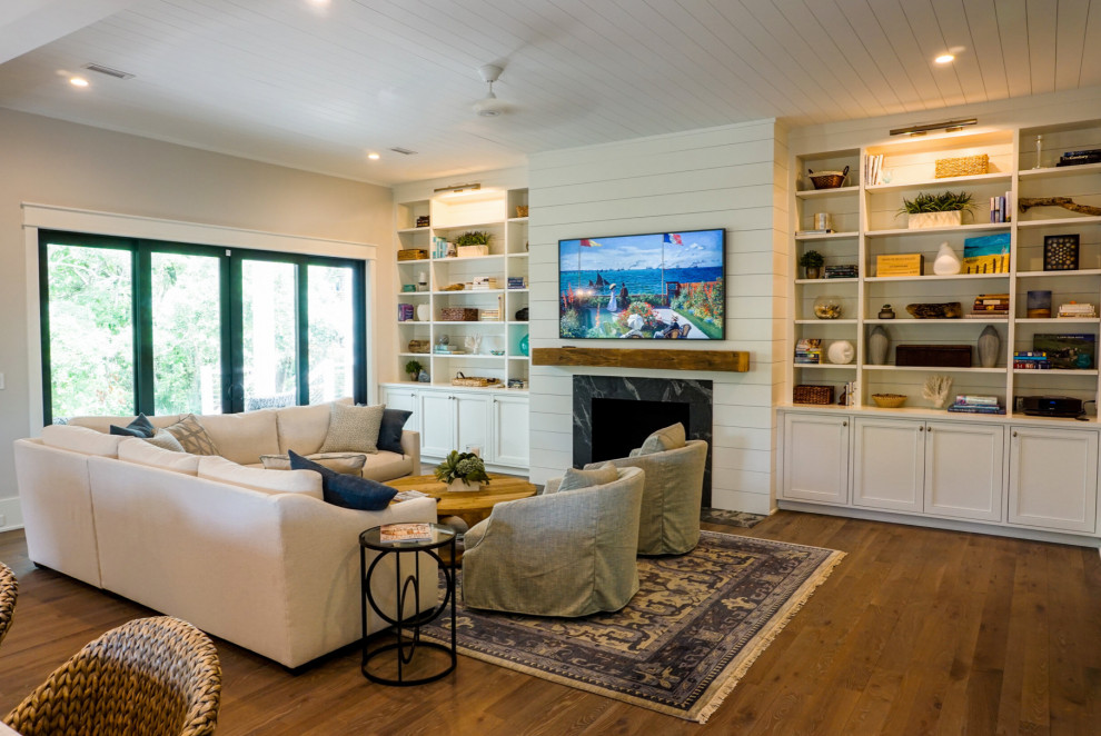Пример оригинального дизайна: гостиная комната в морском стиле с белыми стенами, телевизором на стене и стенами из вагонки