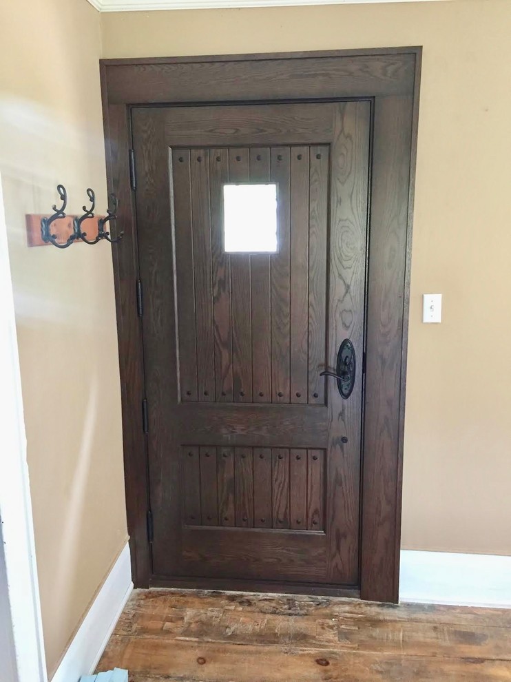 Example of a mountain style entryway design in Toronto