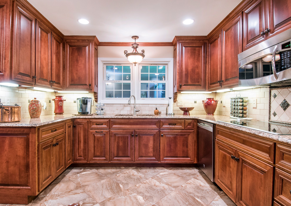 Kitchen - transitional kitchen idea in Columbus