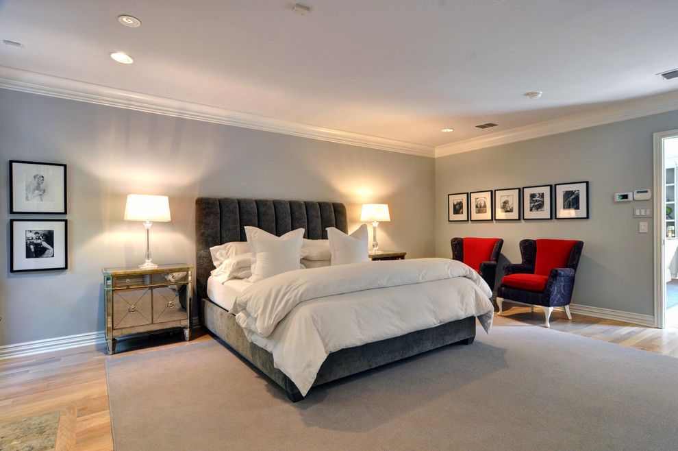 Transitional home design photo in Dallas