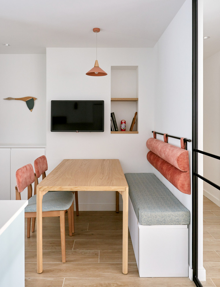 Große Moderne Wohnküche mit hellem Holzboden und braunem Boden in Madrid