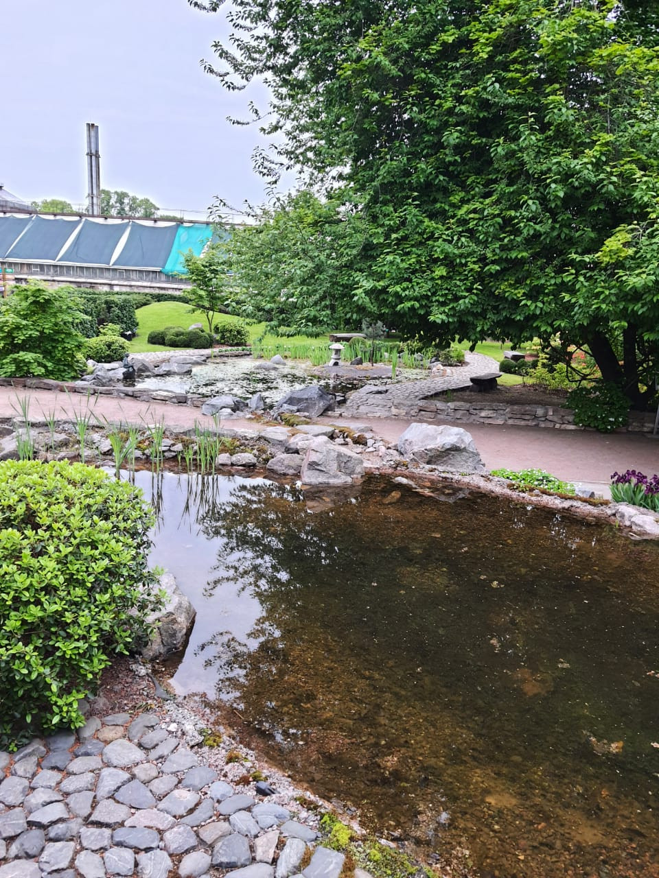 Декоративный фонтан в японском стиле в Ботаническом саду Петербурга