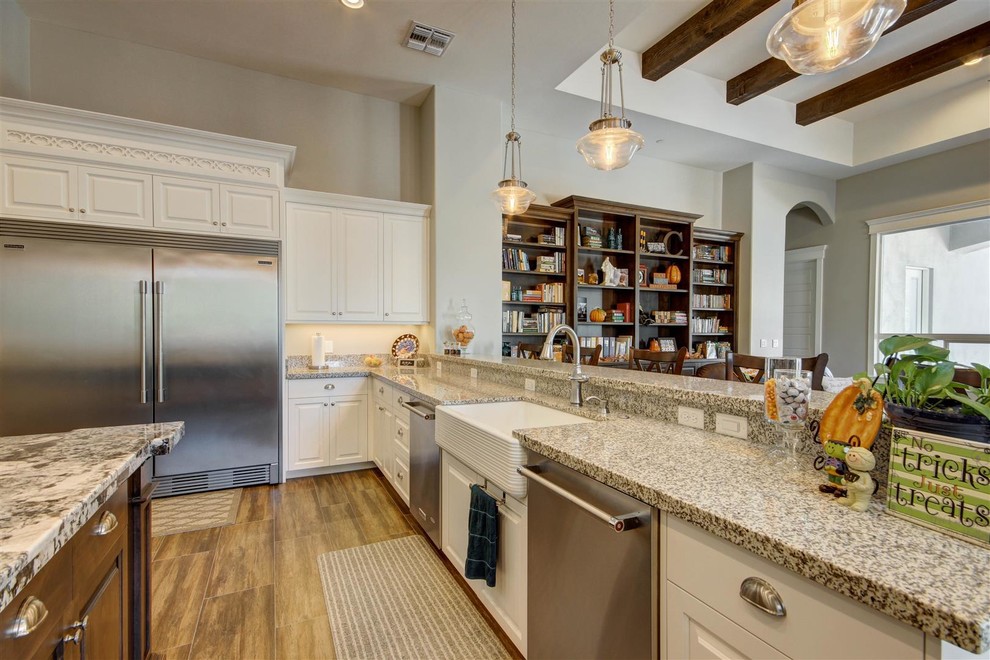 Transitional kitchen photo in Phoenix
