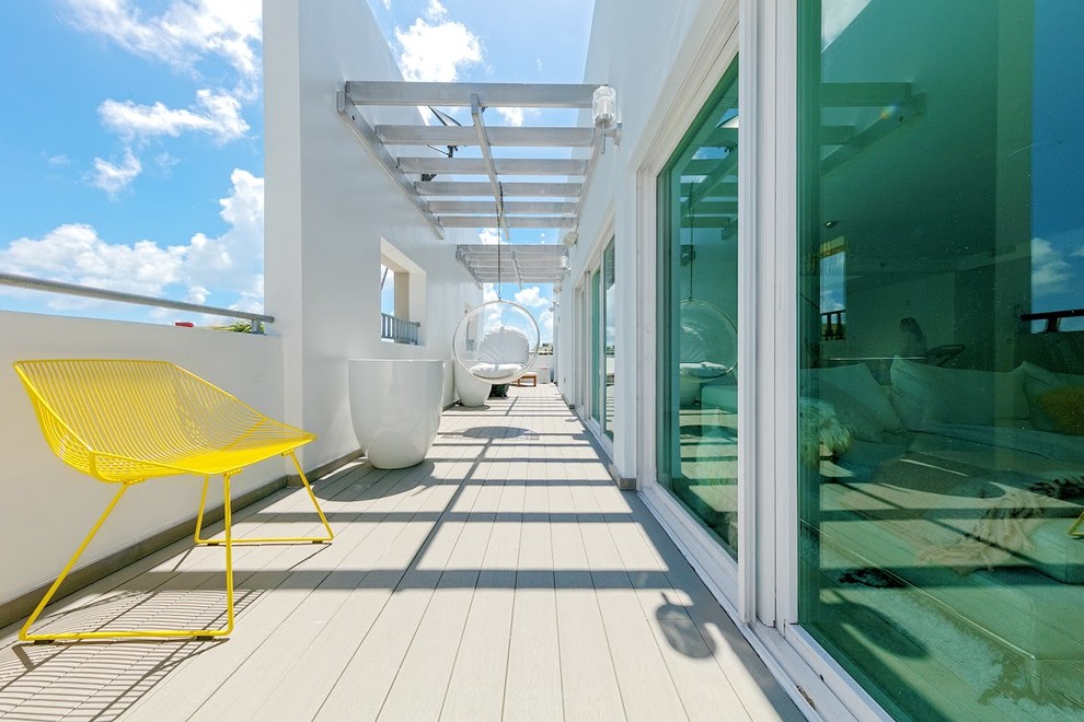 Design ideas for an expansive modern rooftop deck in Miami with no cover.