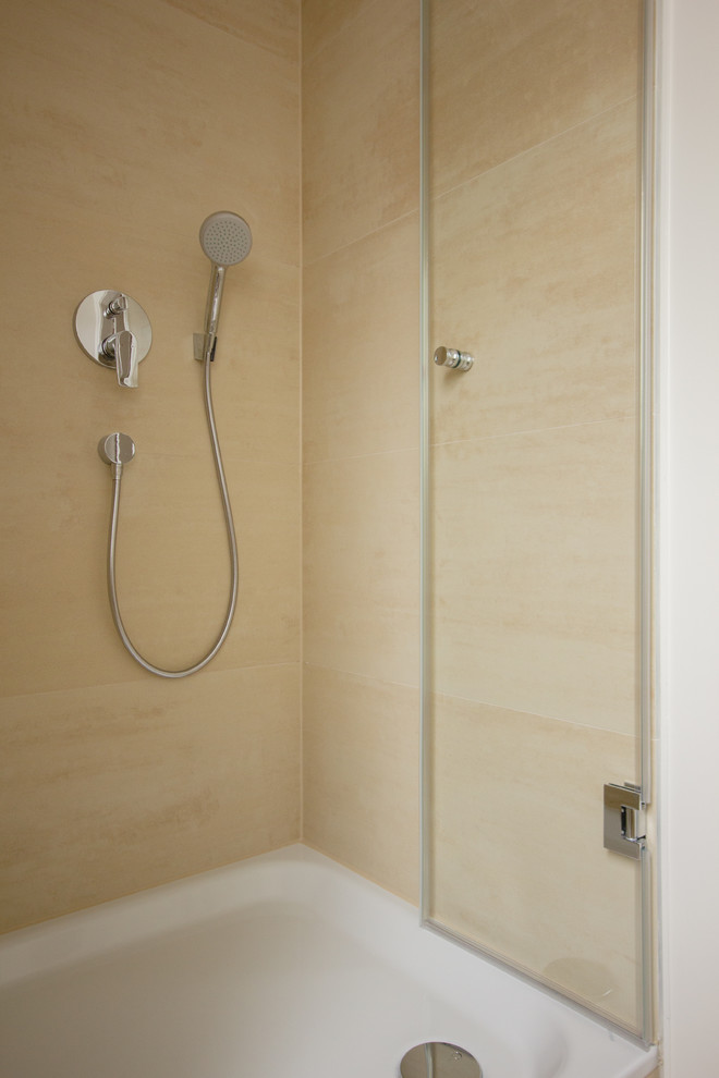 Kleines Modernes Duschbad mit Duschnische, Wandtoilette mit Spülkasten, beigen Fliesen, Steinfliesen, weißer Wandfarbe und Trogwaschbecken in Hamburg