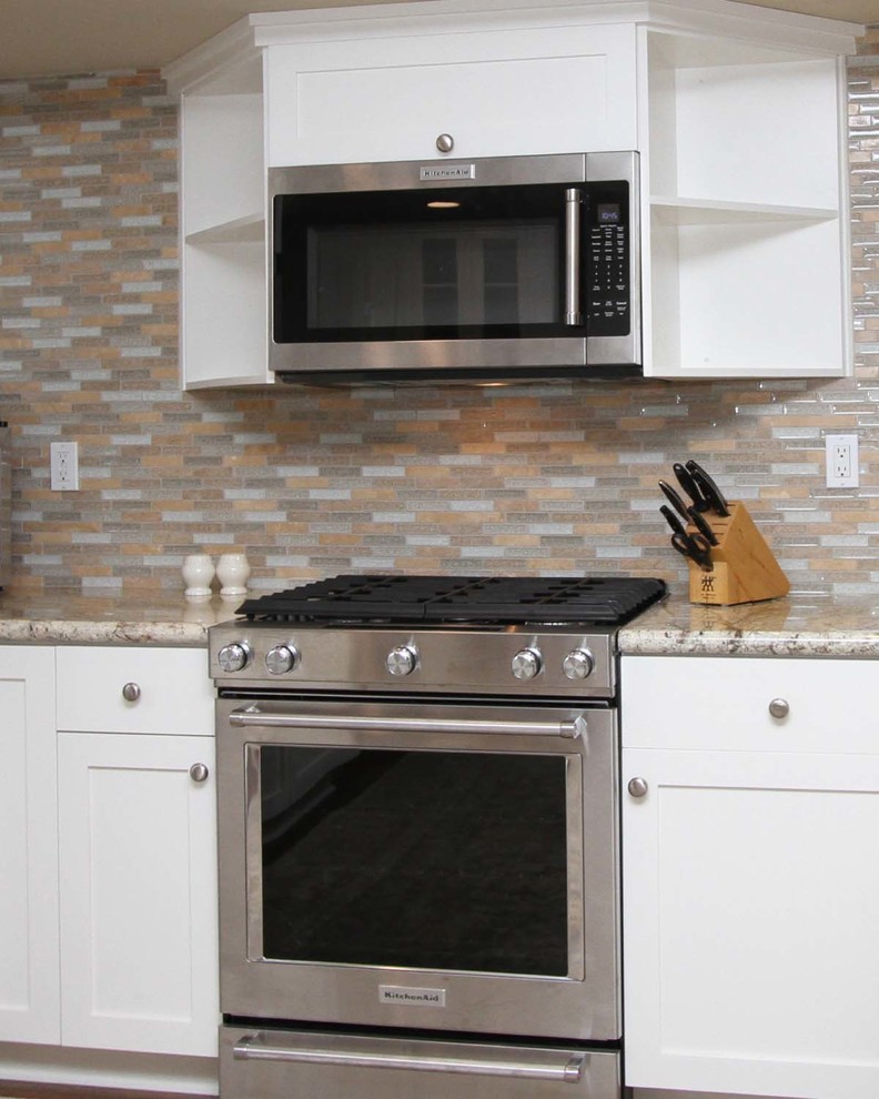 Kitchen - transitional kitchen idea in Los Angeles