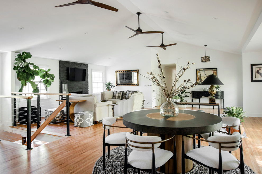 Esempio di un'ampia sala da pranzo aperta verso il soggiorno chic con pavimento in legno massello medio, pavimento marrone e soffitto a volta