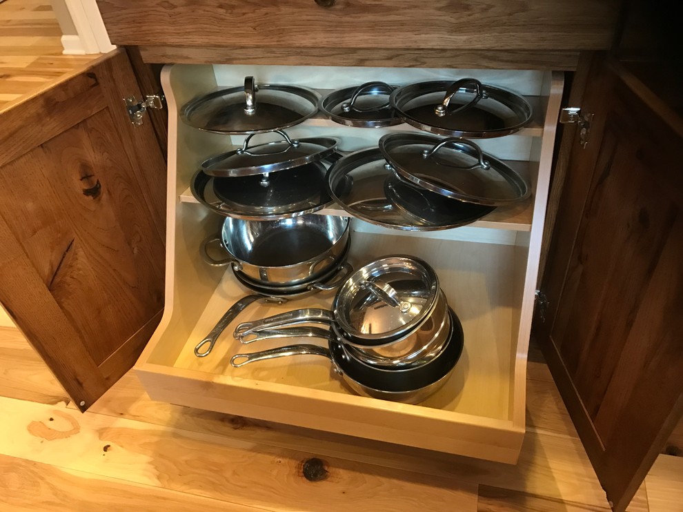 Mid-sized mountain style l-shaped eat-in kitchen photo with an undermount sink, raised-panel cabinets, medium tone wood cabinets, granite countertops and an island
