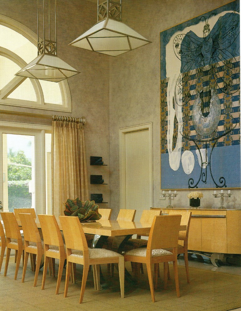 Modern inredning av en stor matplats med öppen planlösning, med flerfärgade väggar och marmorgolv