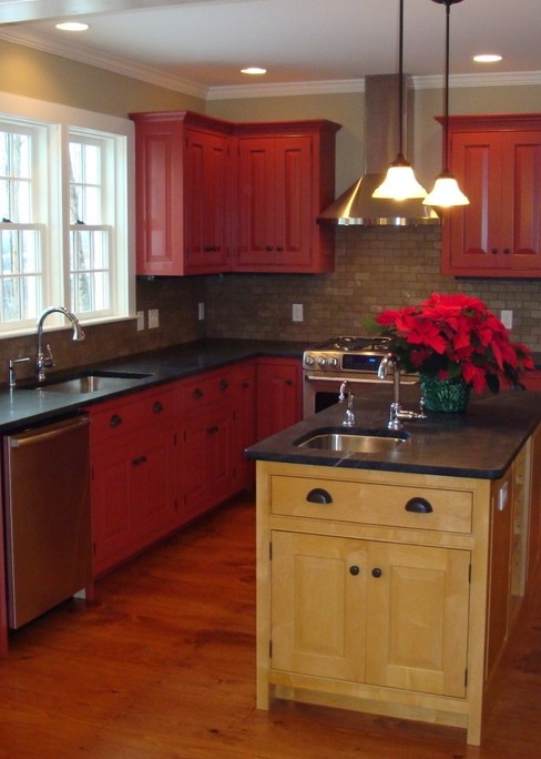 Inspiration for a country u-shaped kitchen in Burlington with an undermount sink, shaker cabinets, red cabinets, soapstone benchtops, beige splashback, stone tile splashback, stainless steel appliances, medium hardwood floors and with island.