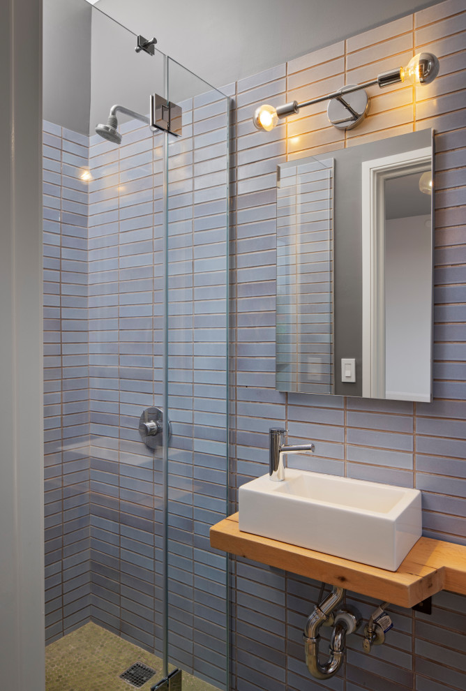 ニューヨークにある高級な小さなコンテンポラリースタイルのおしゃれなバスルーム (浴槽なし) (アルコーブ型シャワー、青いタイル、青い壁、セラミックタイルの床、木製洗面台、緑の床、開き戸のシャワー、洗面台1つ、フローティング洗面台) の写真