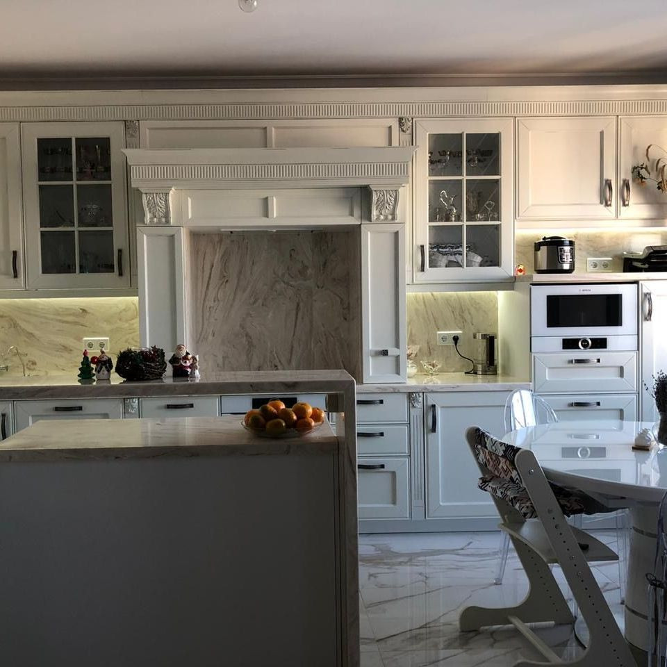 Белая кухня с "камином"