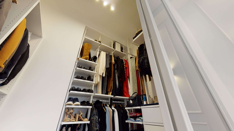 Foto de armario vestidor unisex moderno pequeño con armarios abiertos, puertas de armario blancas, suelo de baldosas de porcelana y suelo blanco