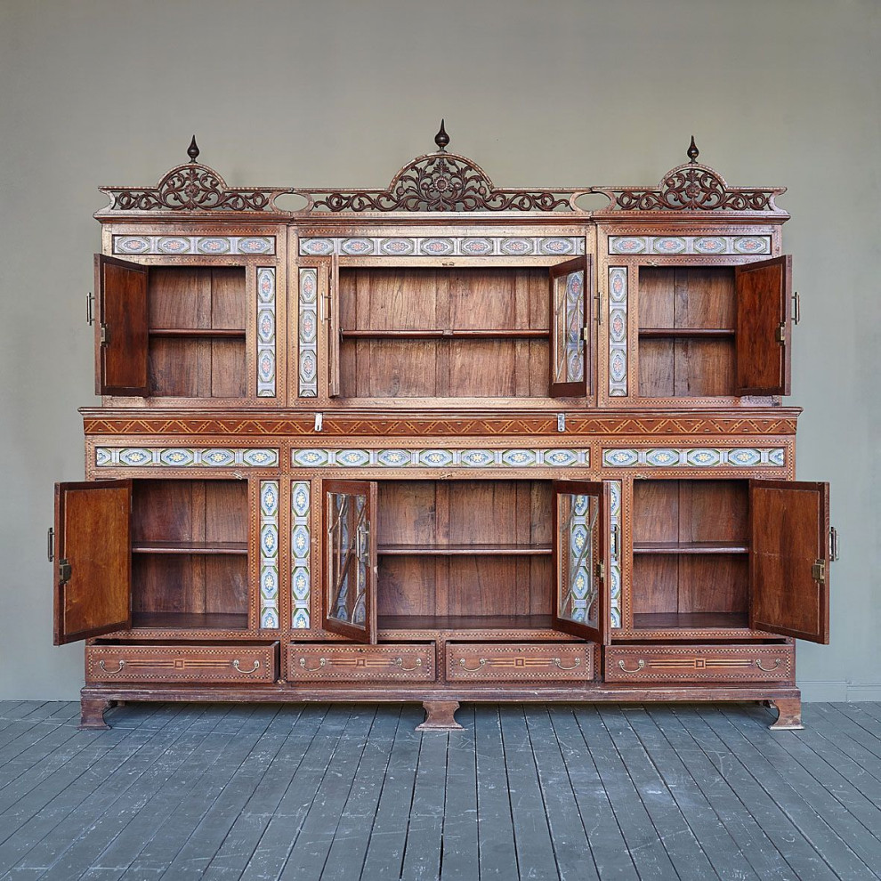 Антикварный буфет из тика с изразцами