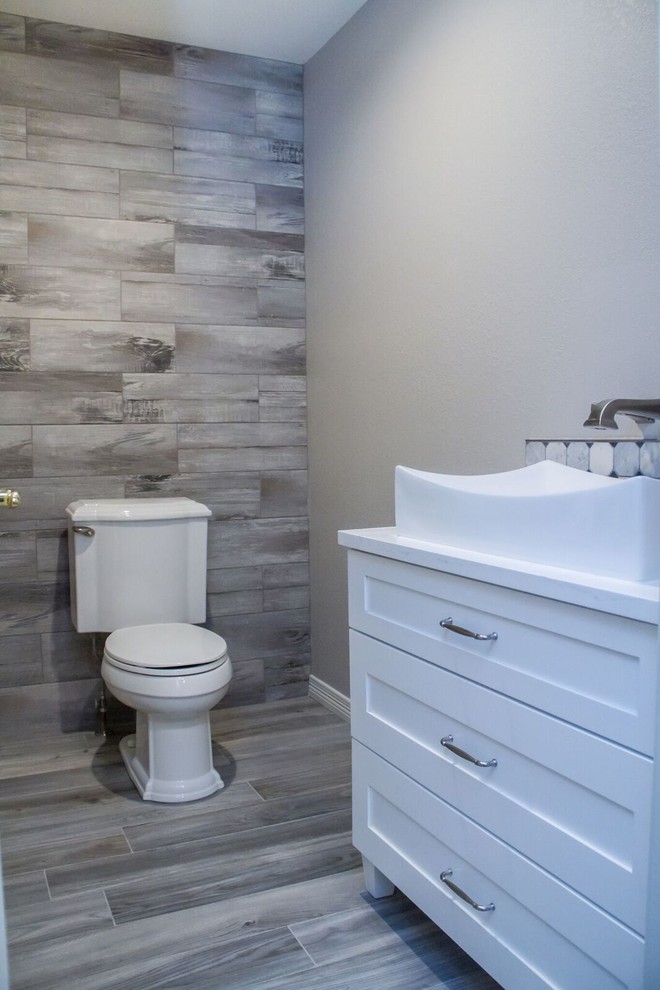 Example of a transitional home design design in Denver