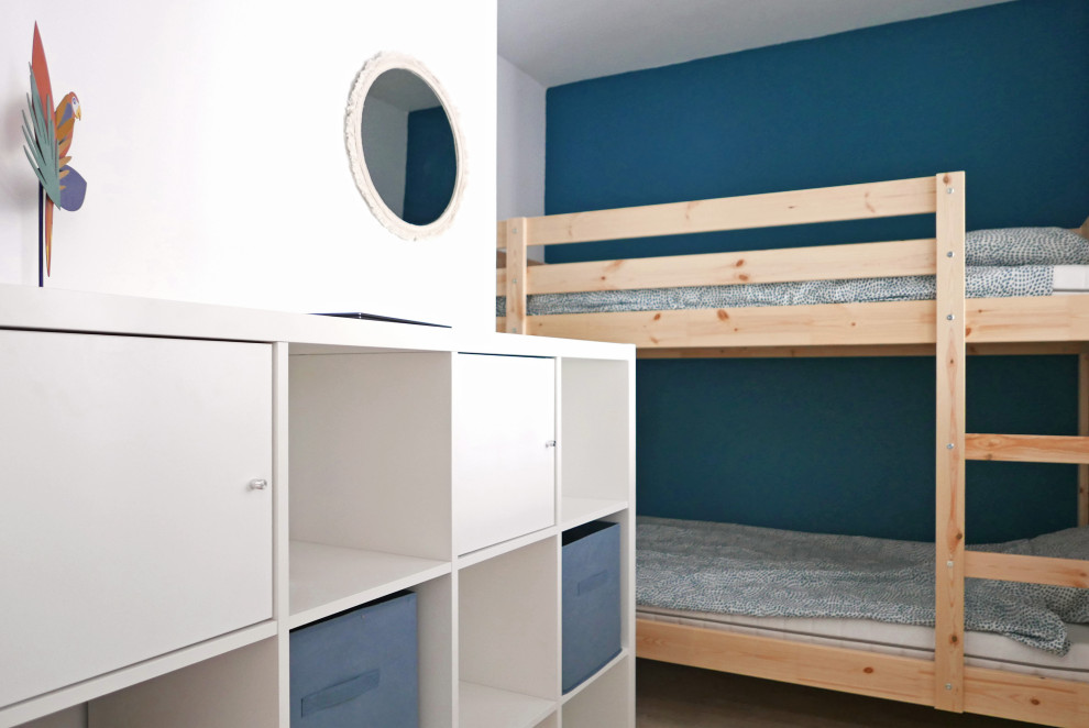 Bild på ett litet maritimt könsneutralt barnrum kombinerat med sovrum, med blå väggar, vinylgolv och beiget golv