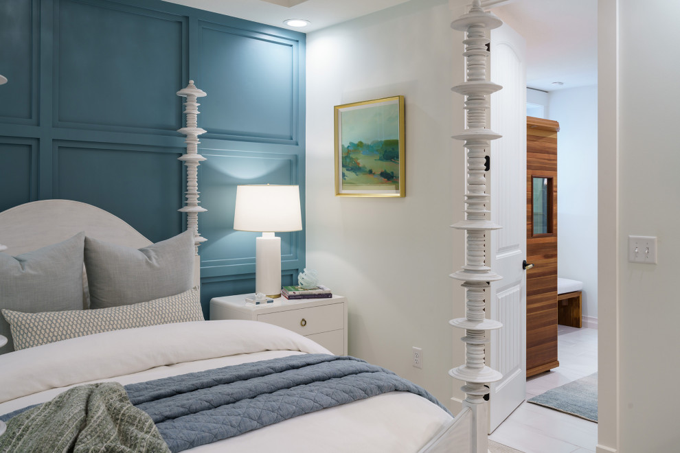 Источник вдохновения для домашнего уюта: гостевая спальня среднего размера, (комната для гостей) в стиле неоклассика (современная классика) с синими стенами, ковровым покрытием, белым полом, многоуровневым потолком и панелями на стенах