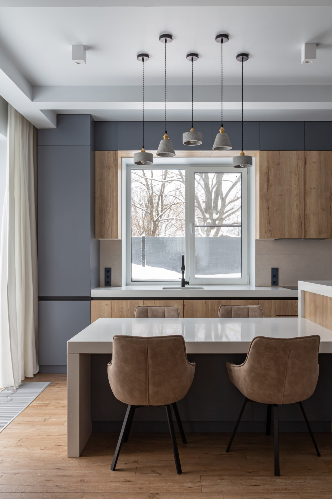 Современная кухня в загородный дом