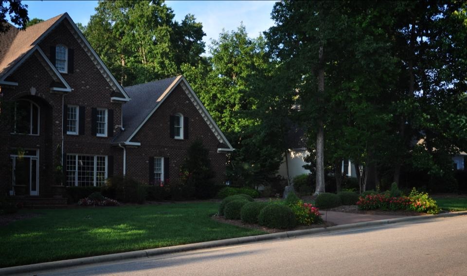Inspiration for a transitional landscaping in Raleigh.