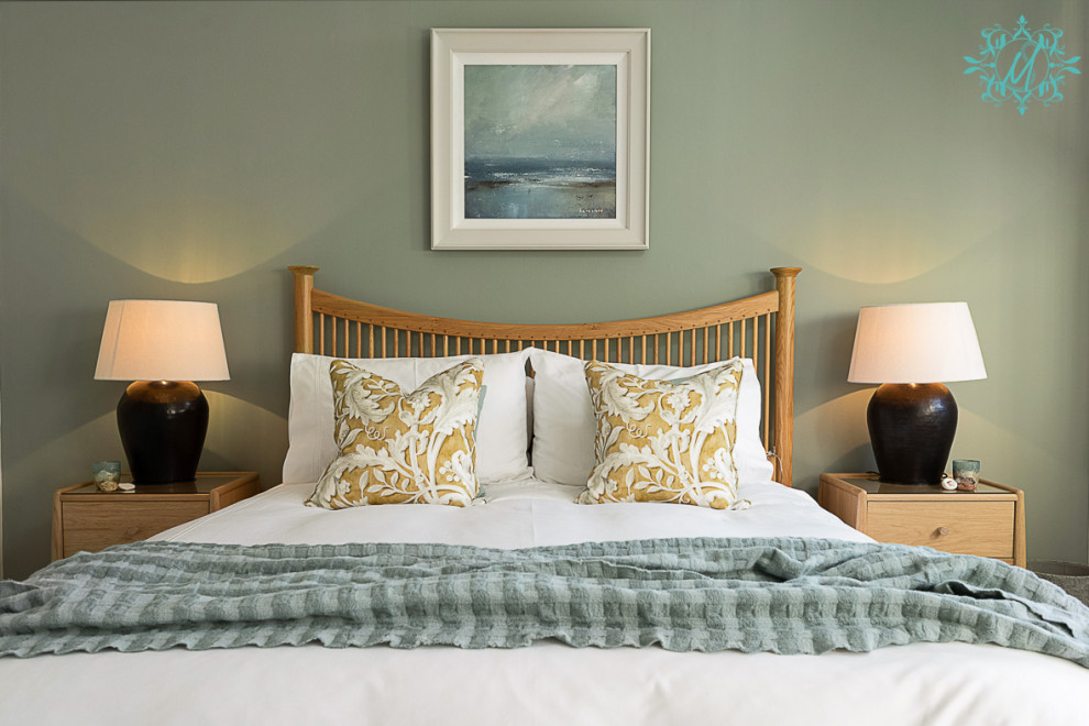 Foto de dormitorio minimalista de tamaño medio con paredes verdes y suelo beige