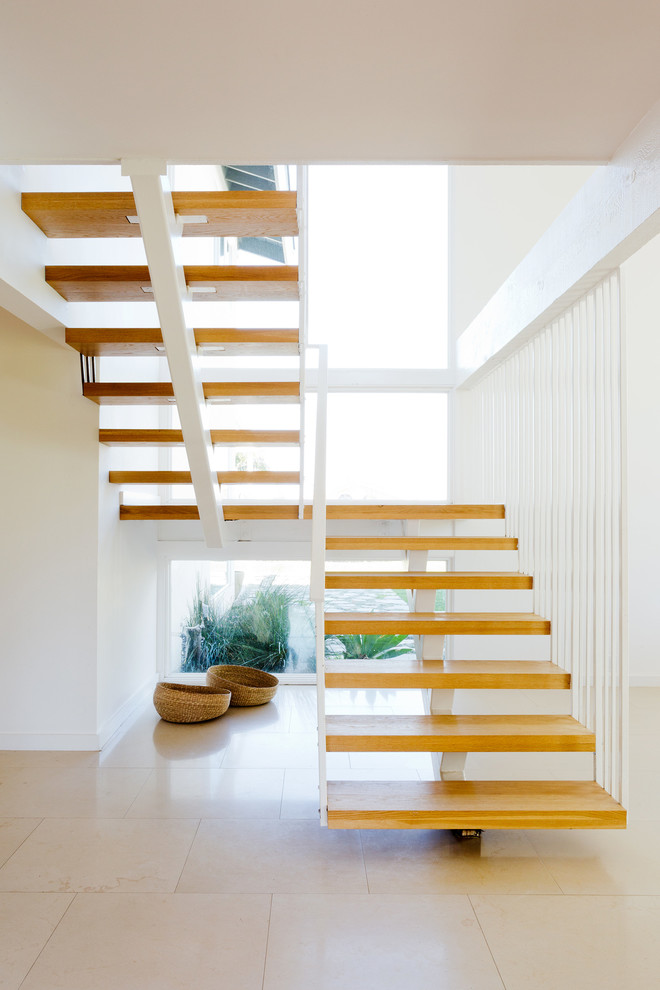 Photo of a contemporary staircase in Orange County.