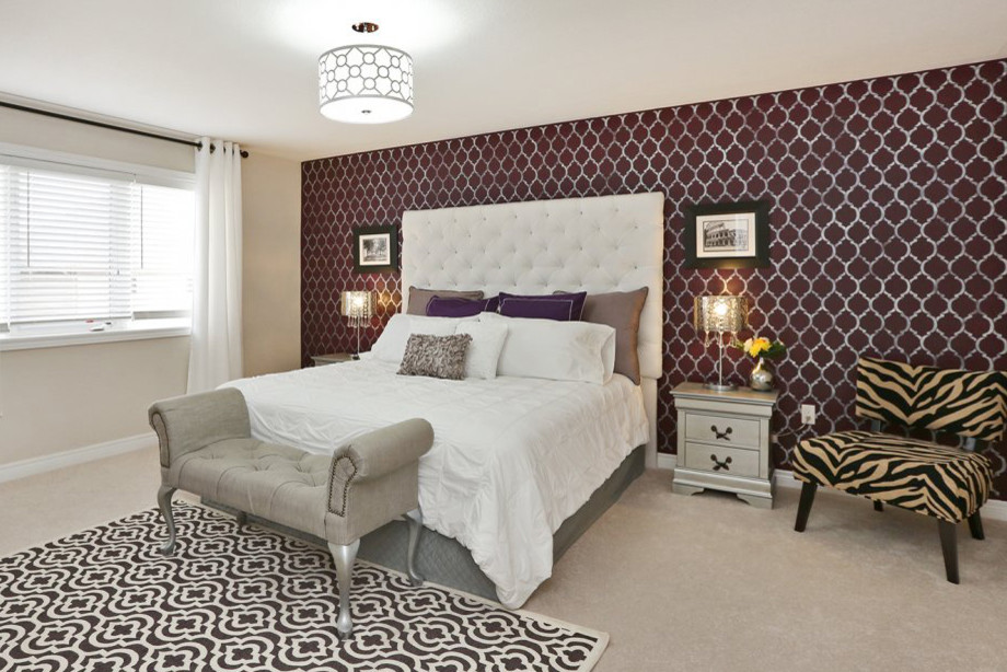 Idée de décoration pour une chambre tradition avec un mur violet.