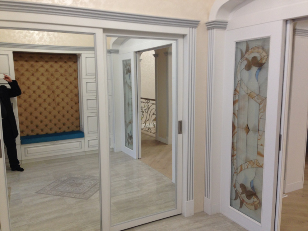 Idee per un grande ingresso con vestibolo minimalista con pareti beige, parquet chiaro, una porta a due ante, una porta in vetro, pavimento beige, soffitto a cassettoni e pareti in mattoni