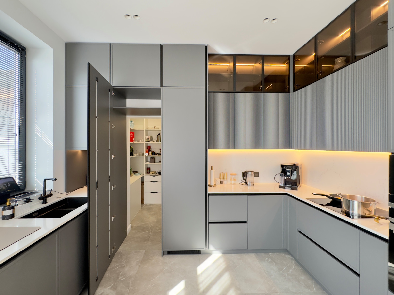 Кухня с кладовой в загородном доме