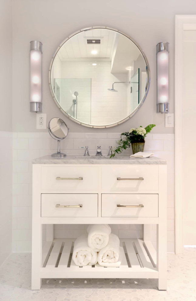 Foto på ett mellanstort funkis grå badrum med dusch, med vita skåp, vit kakel, keramikplattor, grå väggar, marmorgolv, ett undermonterad handfat, marmorbänkskiva, vitt golv och dusch med gångjärnsdörr