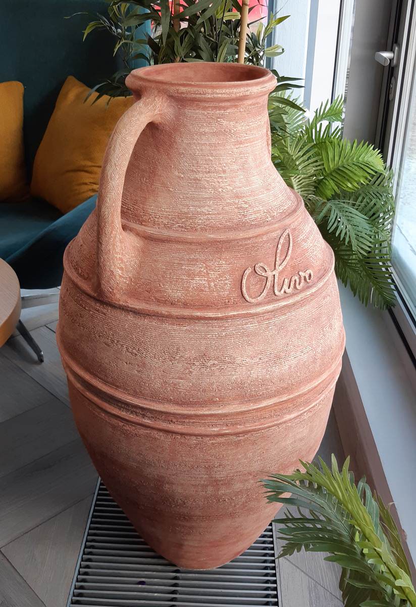 Горшки, амфора и кашпо для ресторана Olivo