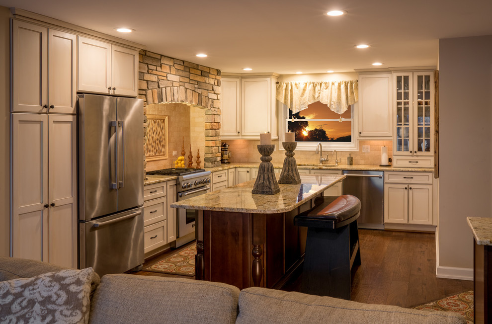 Design ideas for a mid-sized transitional kitchen in Indianapolis.
