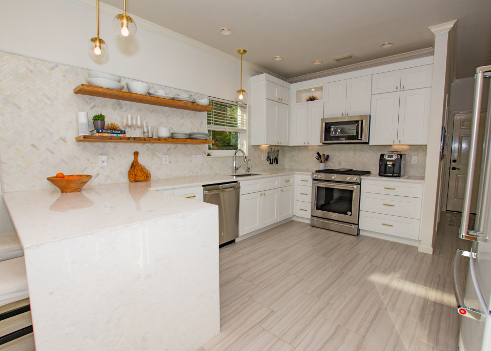 Transitional porcelain tile and gray floor eat-in kitchen photo in Austin with an undermount sink, shaker cabinets, white cabinets, quartz countertops, white backsplash, marble backsplash, stainless steel appliances, a peninsula and white countertops