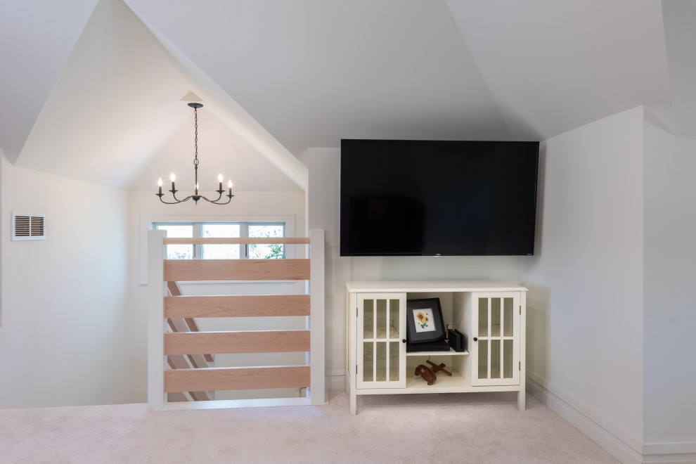 Idee per un soggiorno tradizionale di medie dimensioni e stile loft con pareti bianche, moquette, TV a parete e pavimento beige