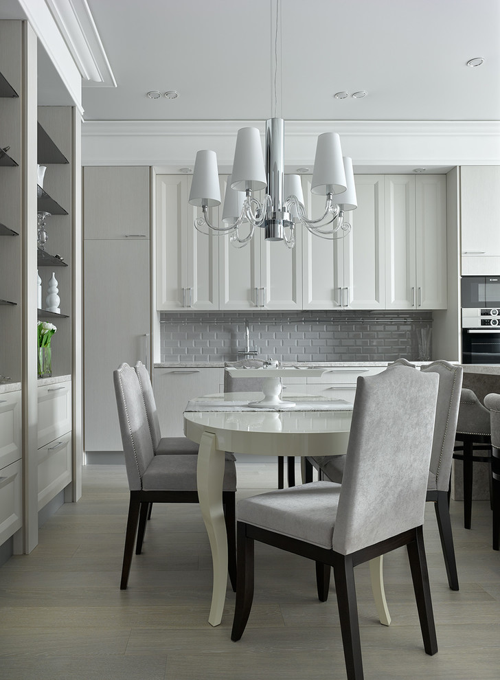 Черно-белая квартира с цветочной спальней