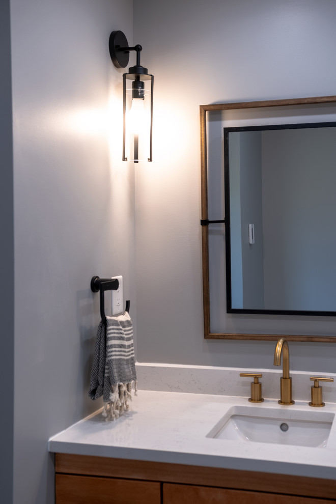 Inredning av ett modernt vit vitt en-suite badrum, med släta luckor, skåp i mellenmörkt trä, en kantlös dusch, en bidé, grå väggar, ett undermonterad handfat, vitt golv och med dusch som är öppen