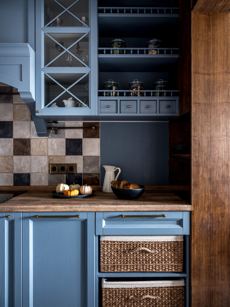 На фото: параллельная кухня среднего размера в классическом стиле с обеденным столом, фасадами с утопленной филенкой, синими фасадами, деревянной столешницей и бежевой столешницей с