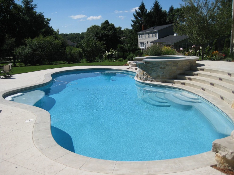 Transitional pool photo in Cedar Rapids