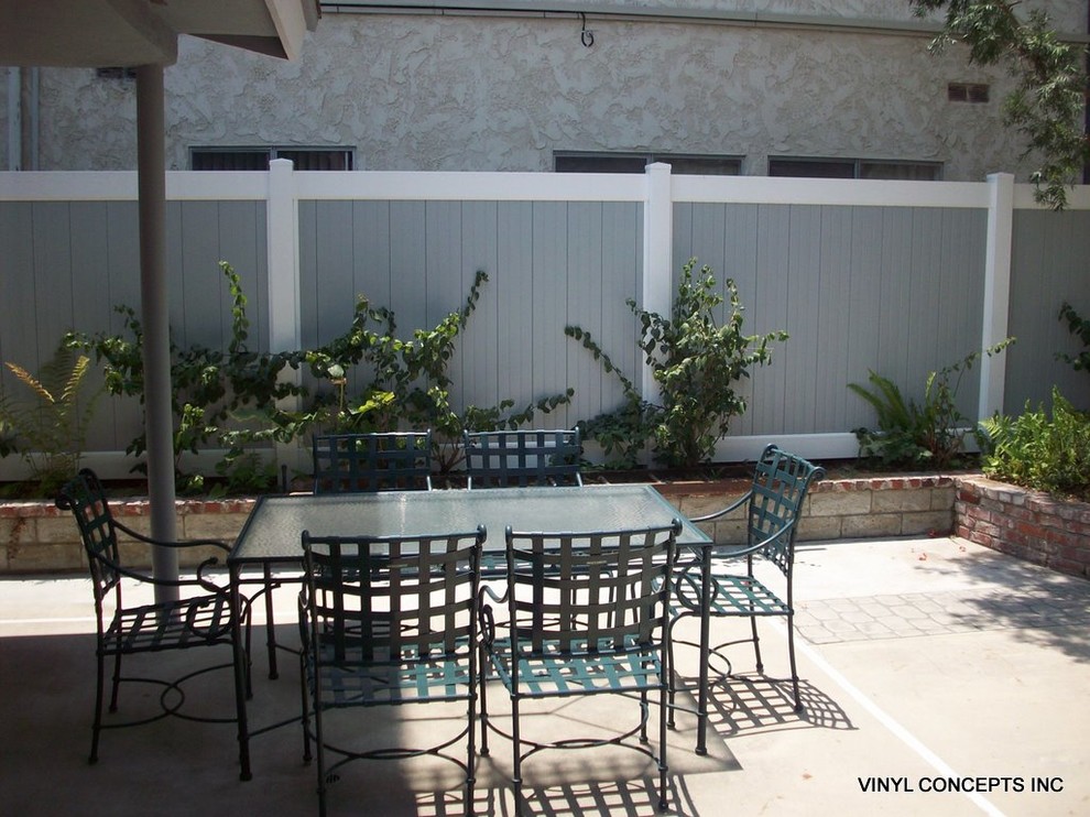 Design ideas for a traditional patio in Los Angeles.
