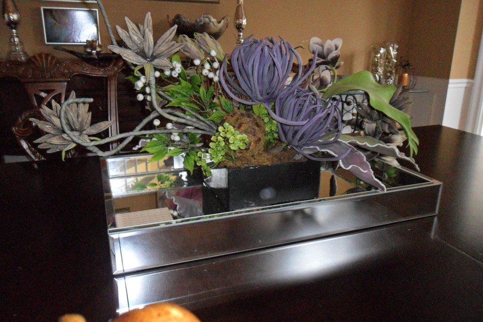 Transitional home design photo in St Louis